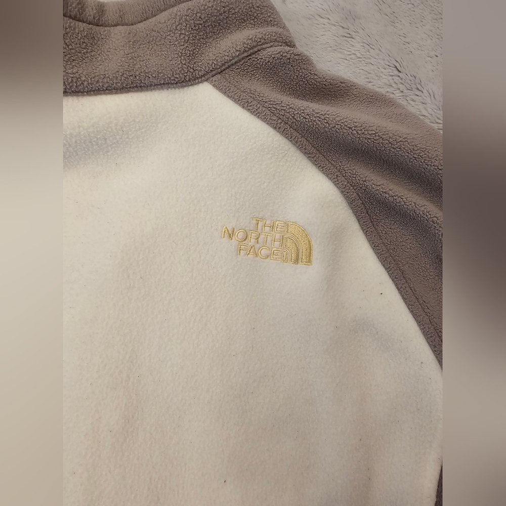 The North Face Women's full zip fleece jacket. - Picture 5 of 8